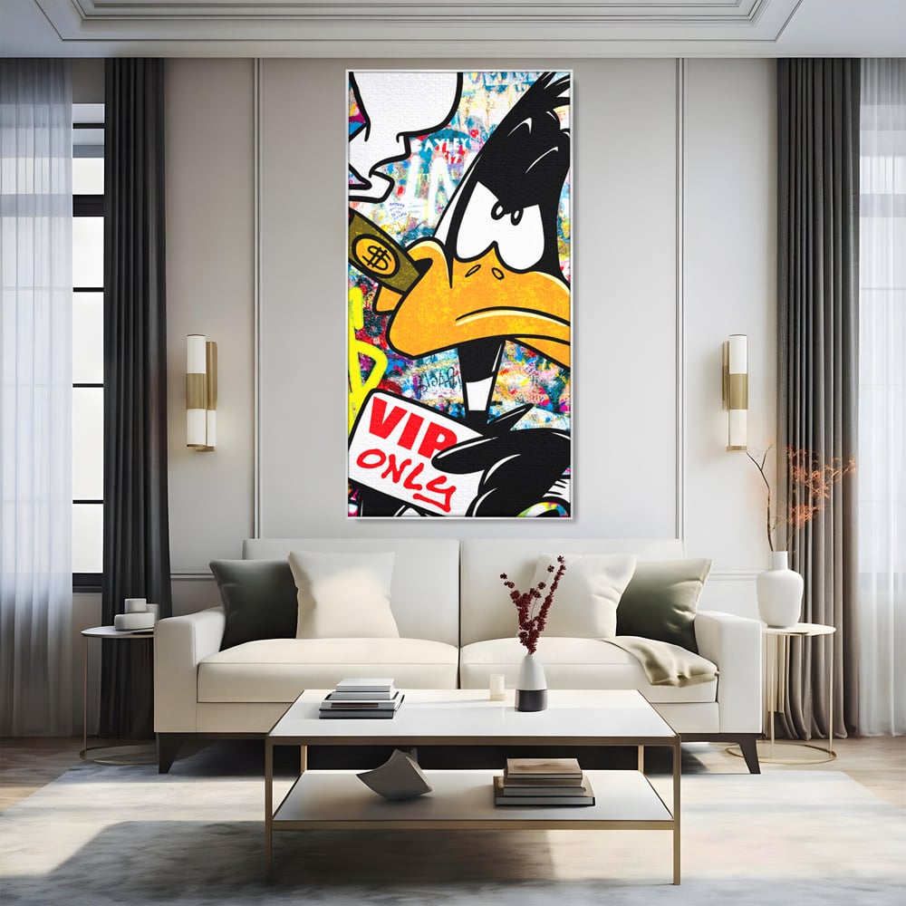 Tablou canvas cu tablou canvas cu daffy duck si dolari, in rama de aluminiu argintiu, pe perete intr-un living